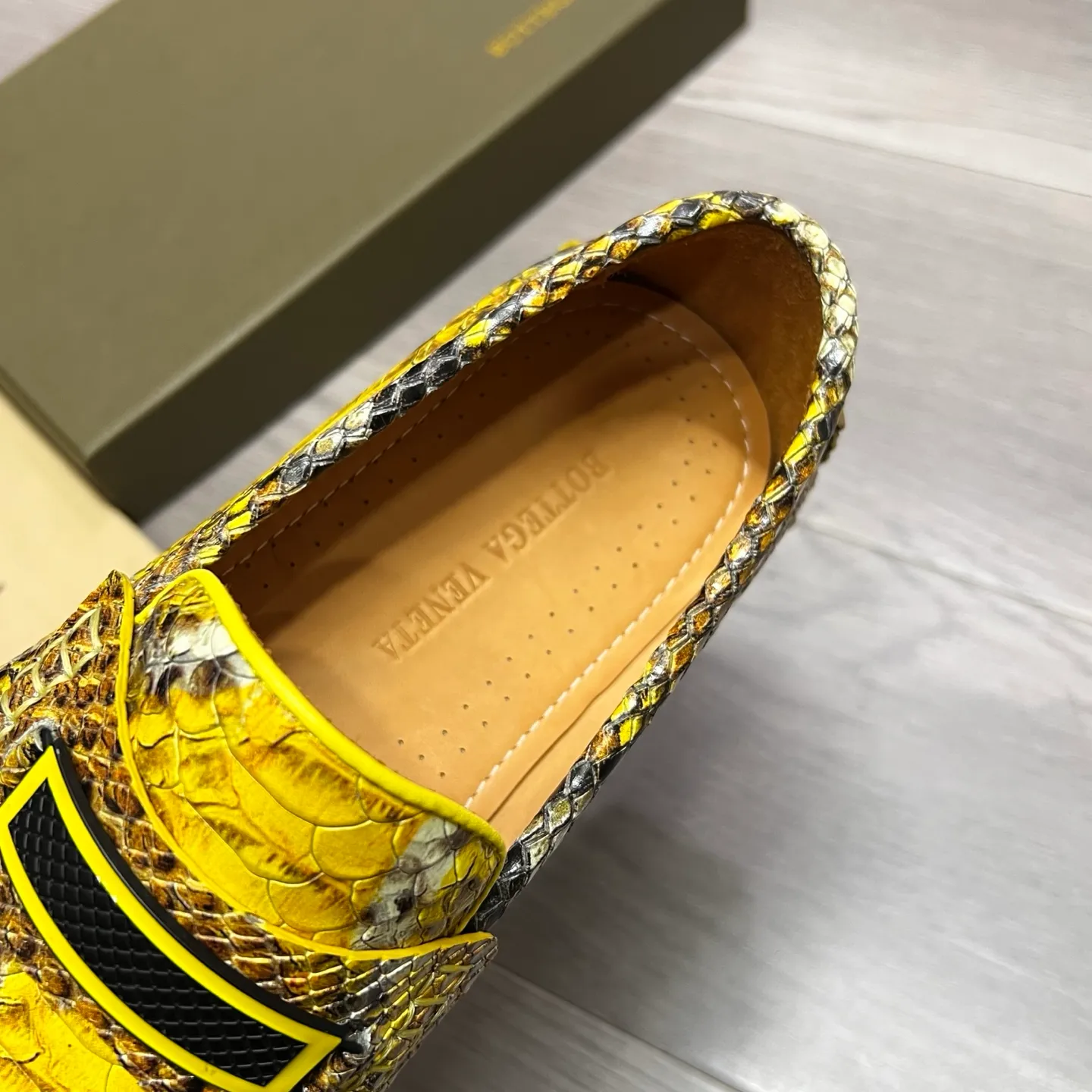 Factory price 480 BV 〰️Purely handmade classic men's beanie shoes👉👉driving shoes, slip-on shoes, made of imported cowhide from Italy, 💕water-dyed cowhide lining, 🔊original outsole, waterproof platform design, comfortable on the feet. Good choice for traveling and driving, single color available, code number: 38-44, (45 can be customized)
